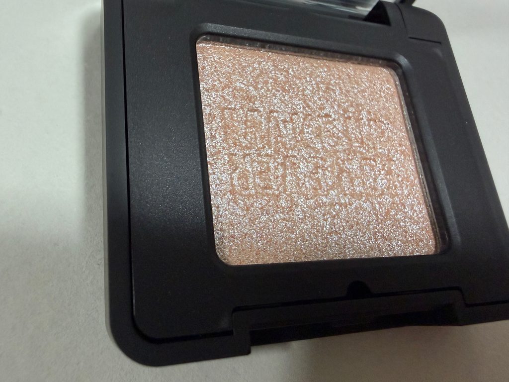 MAKE UP FOR EVER アーティスト ピュアカラー アイシャドウ 092 スターライト ストリークのグリッター質感アップ