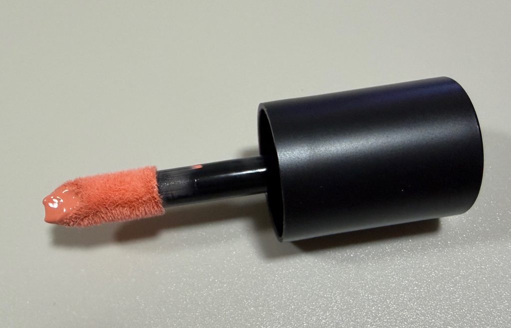 NARS インセイシャブル リキッドブラッシュ 05909 SEX APPEALのチップと液の質感
