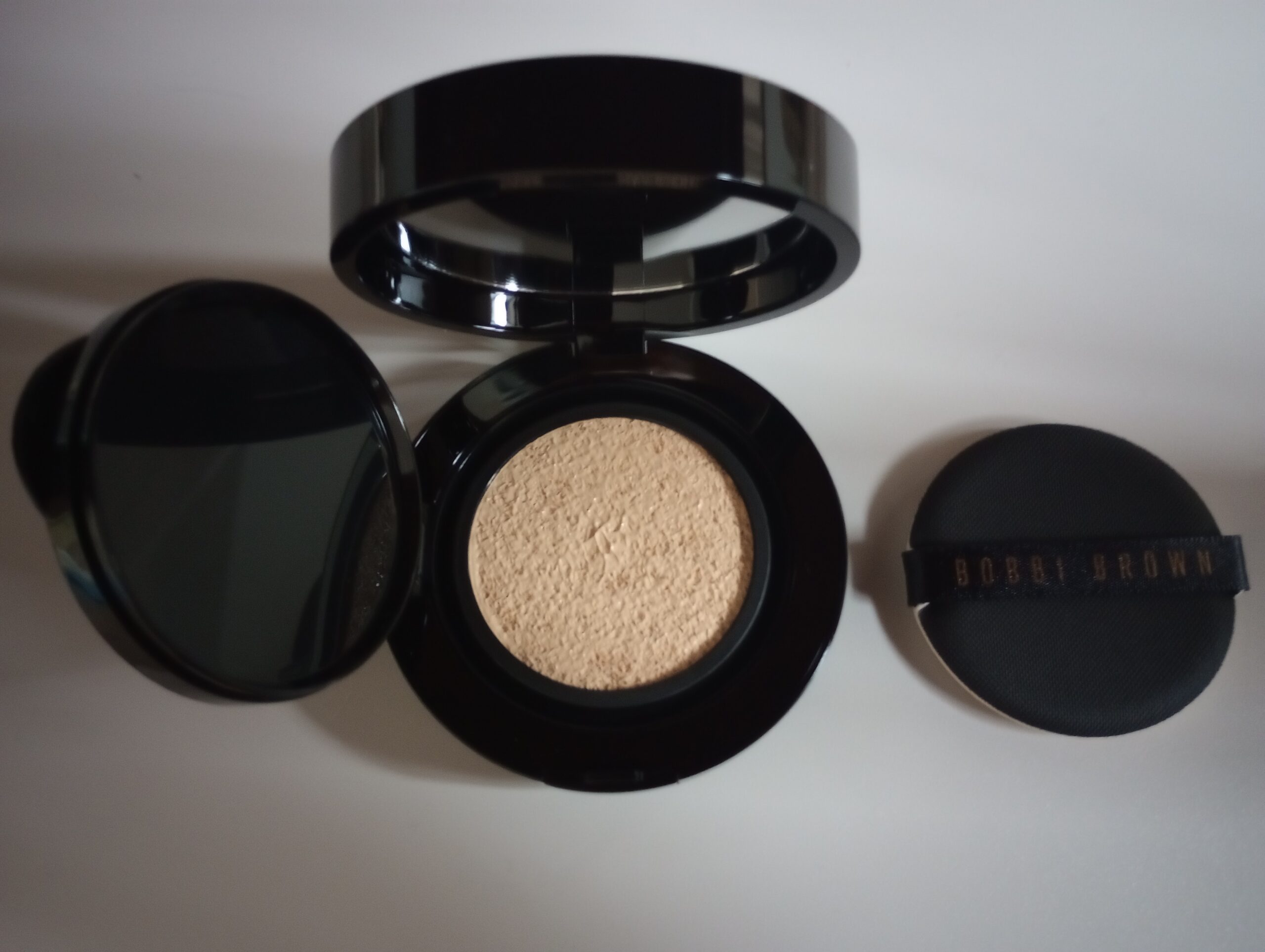 ボビイブラウン インテンシブ スキン セラム クッション ファンデーションのコンパクトを開けた状態