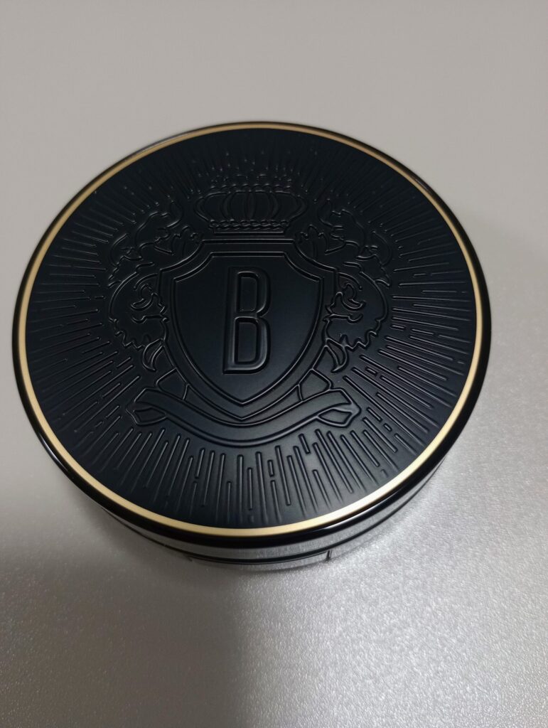 ボビイブラウン ウェイトレス スキン クッション ファンデーションの外箱
