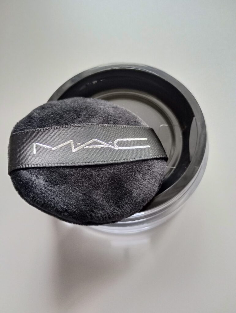 MACパウダーの蓋を開けた状態|内蓋とパフの構造がわかる写真