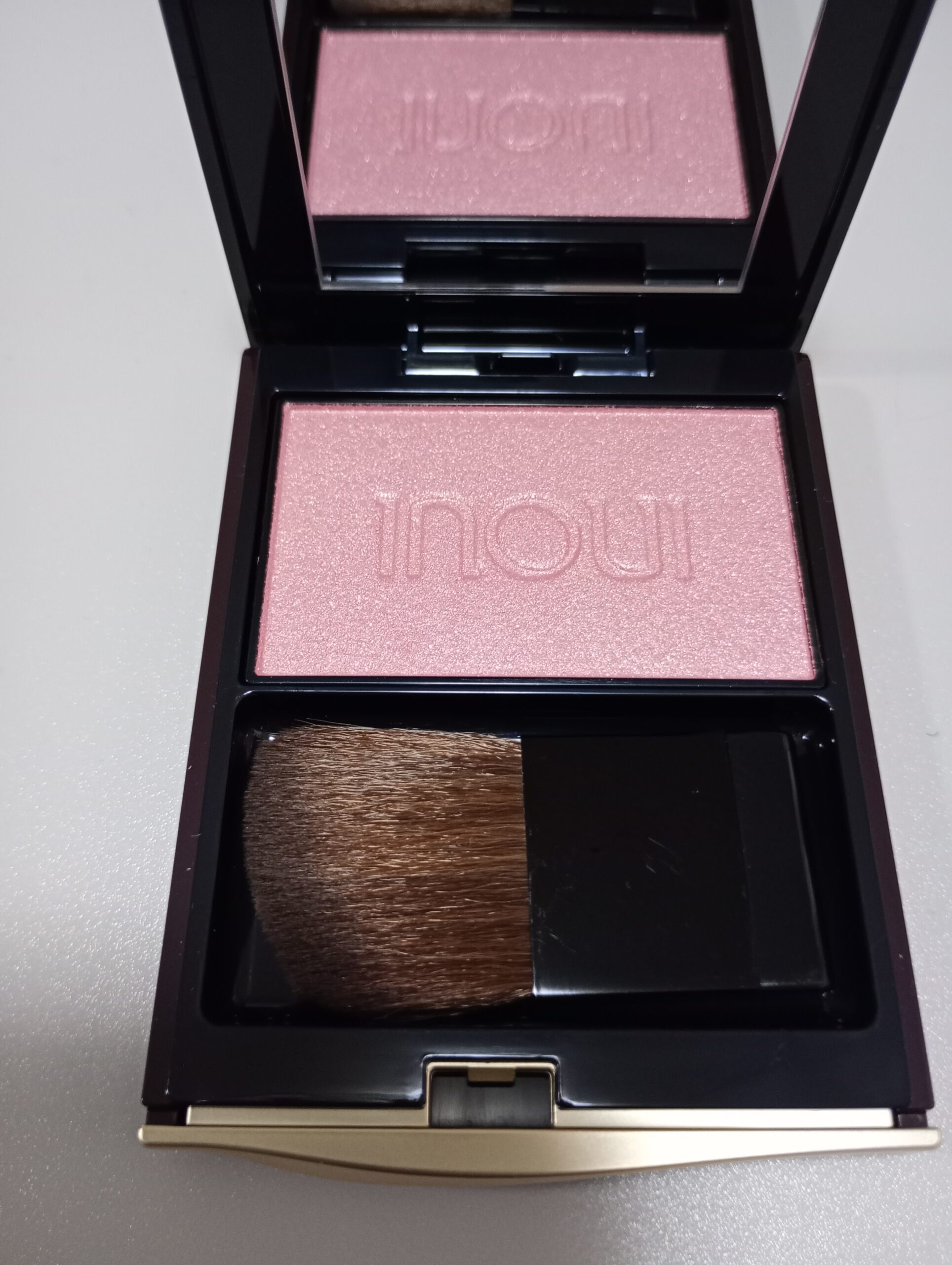 資生堂インウイ チーク01 コンパクトを開けた状態の写真