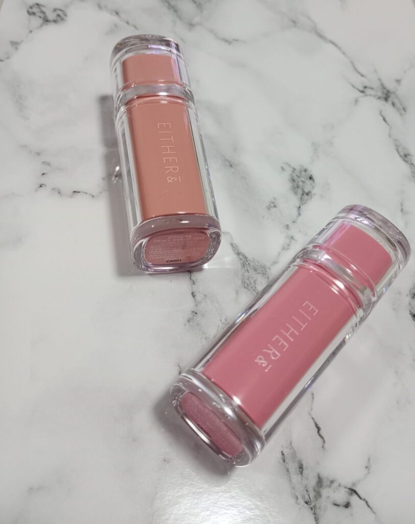 EITHER& DEWY GLOW TINT 01 MELT AWAYと02 TOKYO BLOSSOMのスウォッチ比較