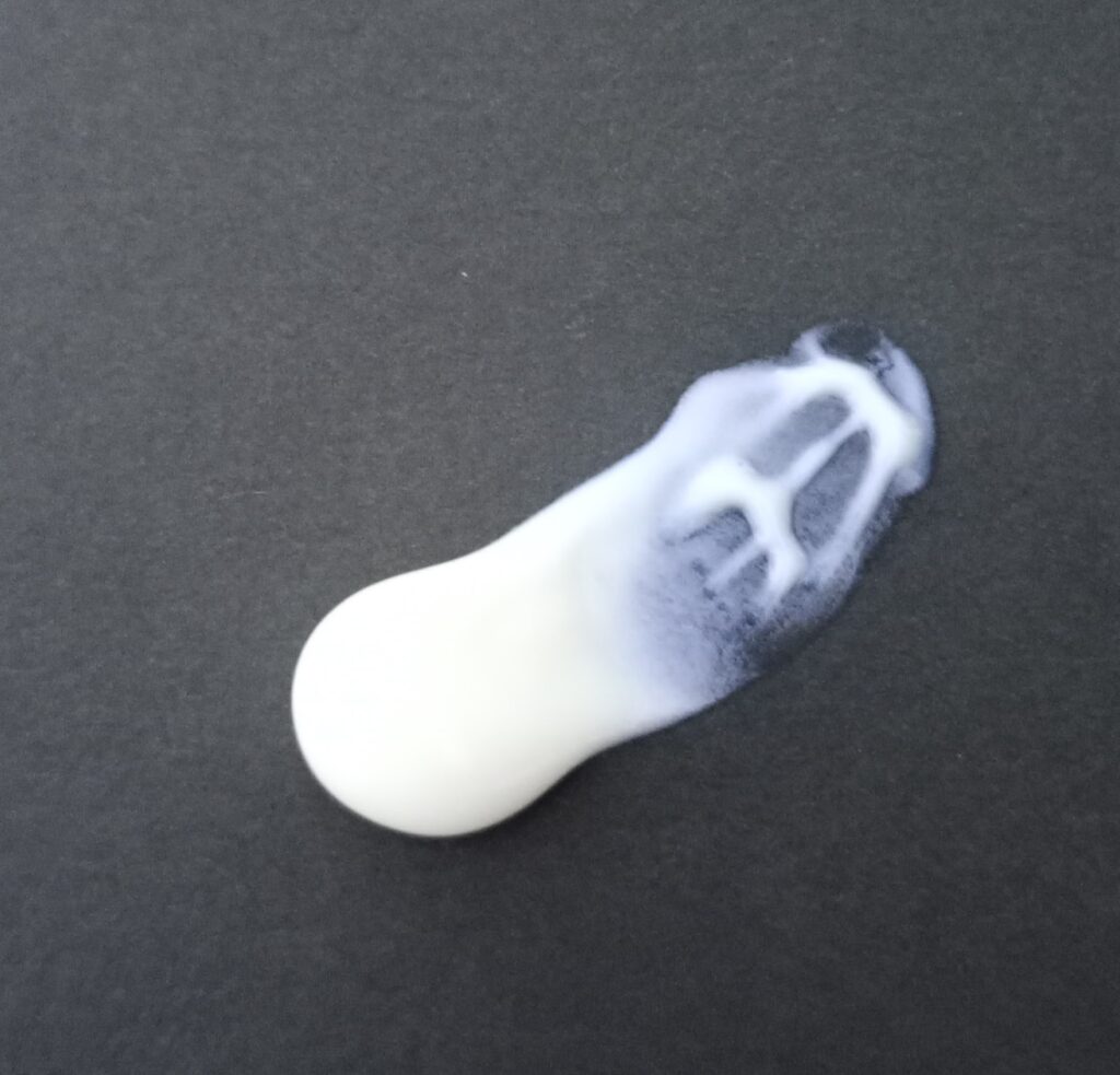 ビオレUVアクアリッチを紙に出した状態の写真(テクスチャー・色の参考用)