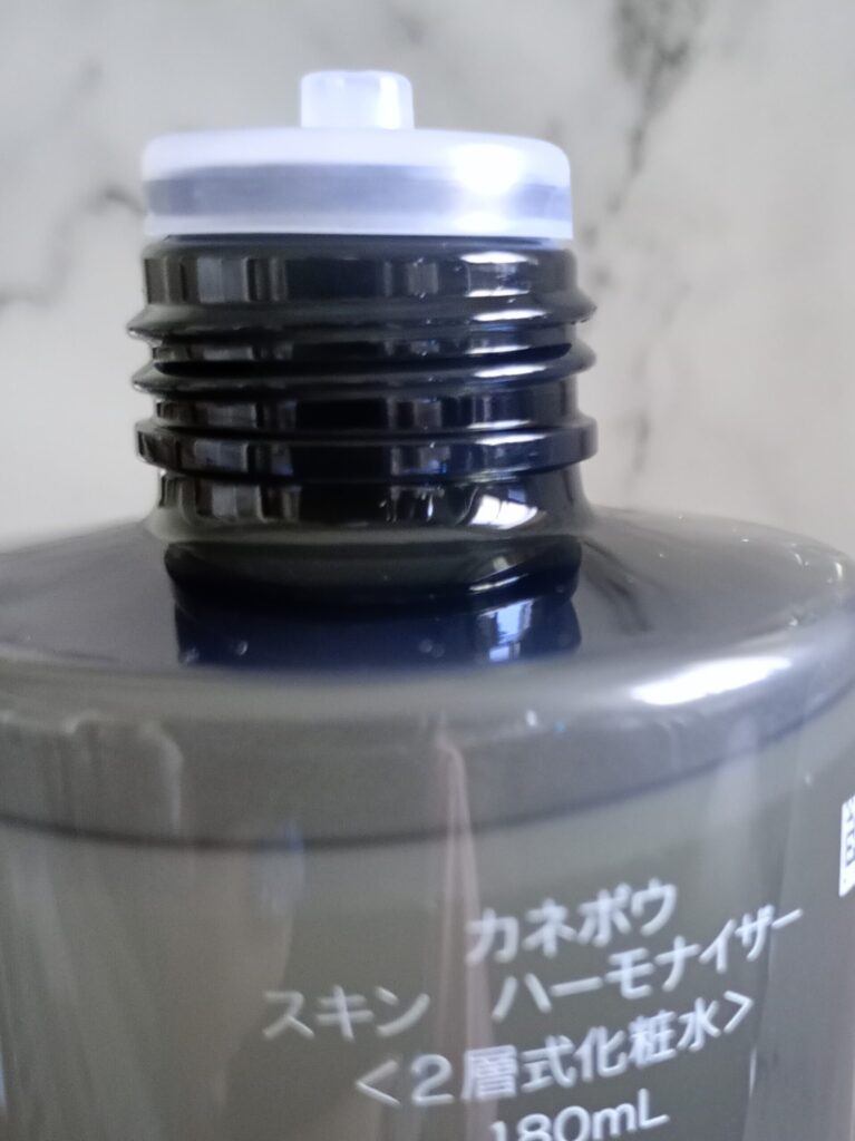 使用前のスキンハーモナイザー(上層と下層が分かれた2層式化粧液