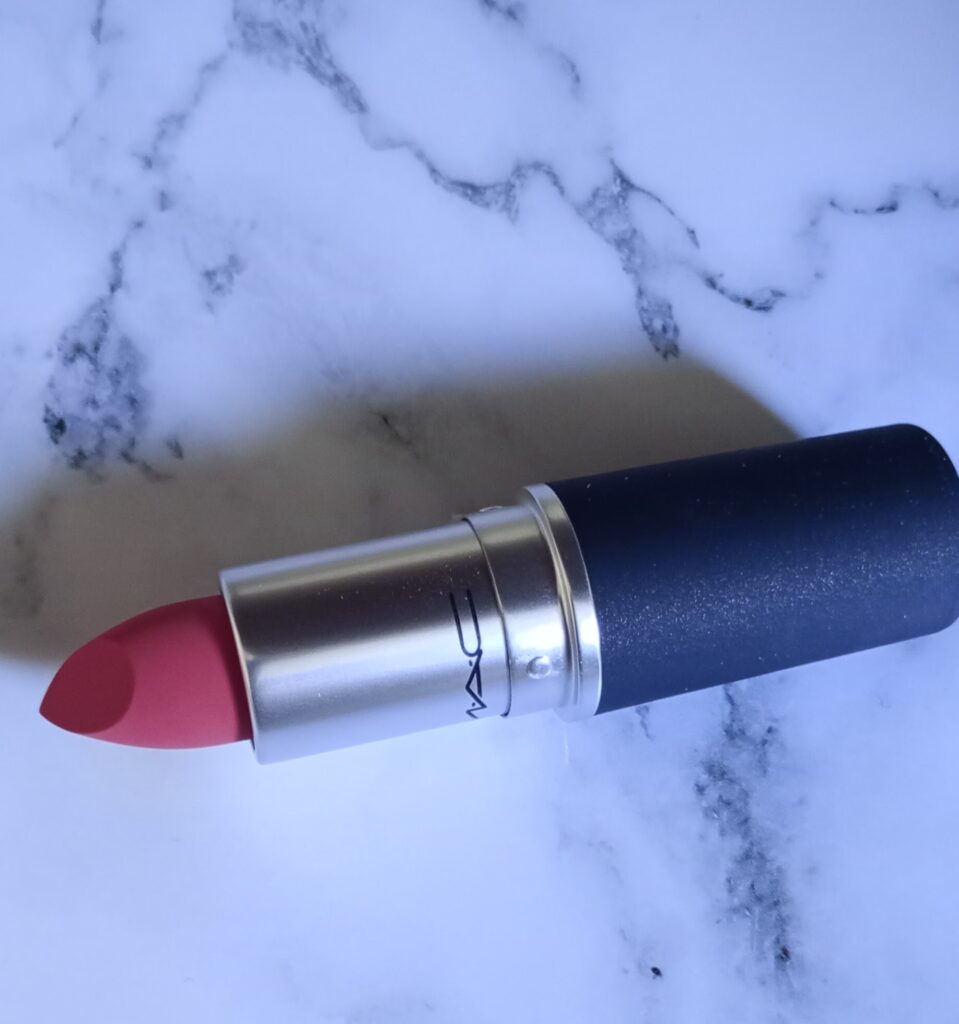 MAC ア リトル テームドのリップ先端アップ