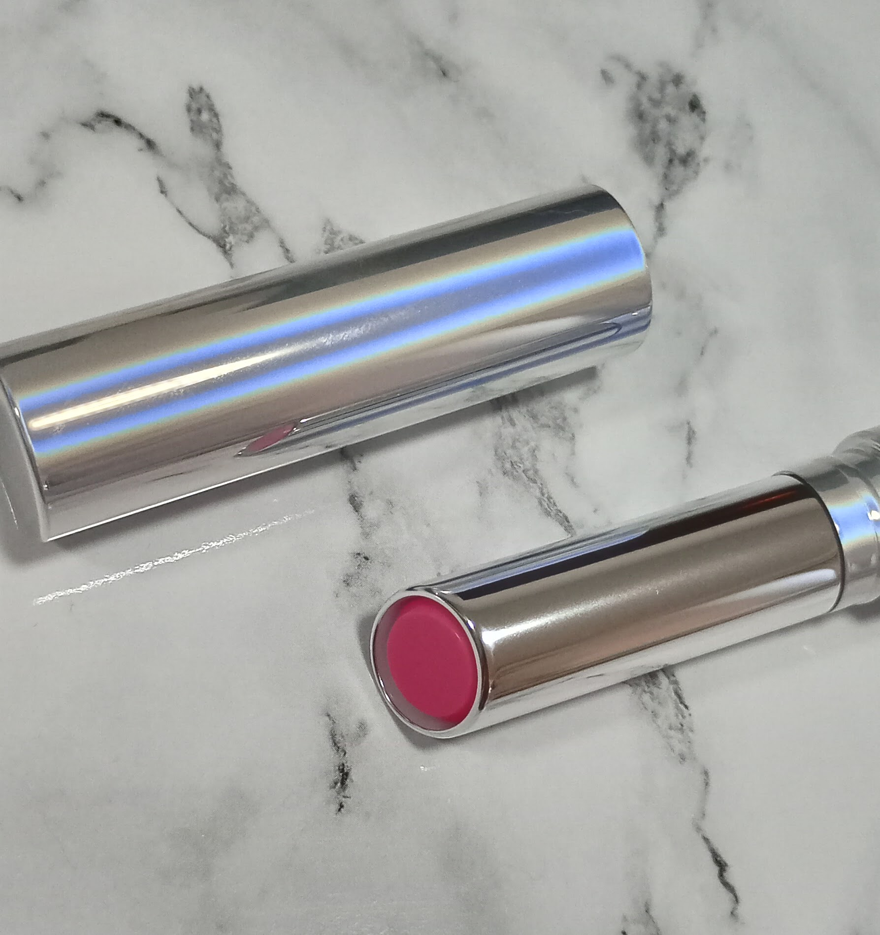 MAC テンダートーク リップバーム フォトジェニック 本体ケースを外した状態の写真
