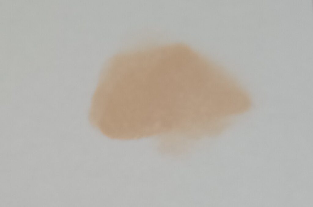 ウェイトレス クッションファンデテクスチャ（紙に出した状態）