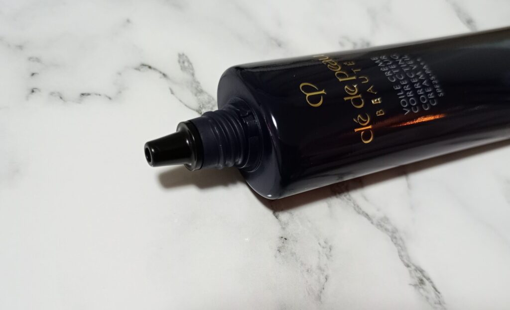 ヴォワールコレクチュール n の容器の開口部・キャップを外した状態