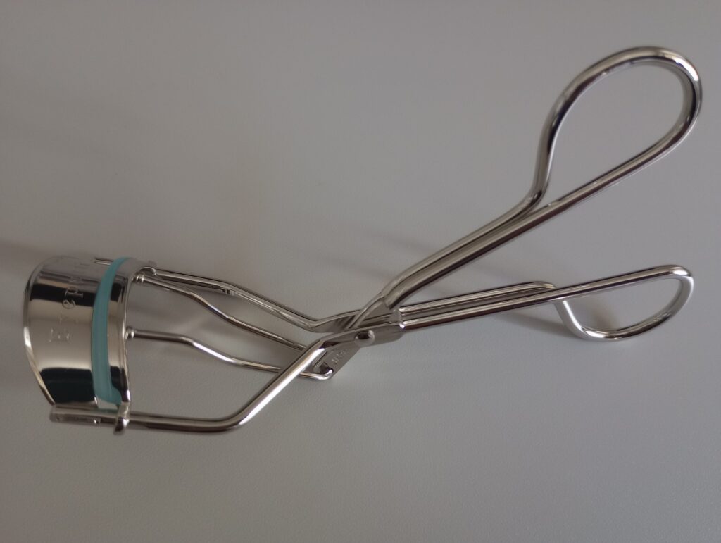 アイプチ ビューティ フィットカーラー本体の形状がわかる写真