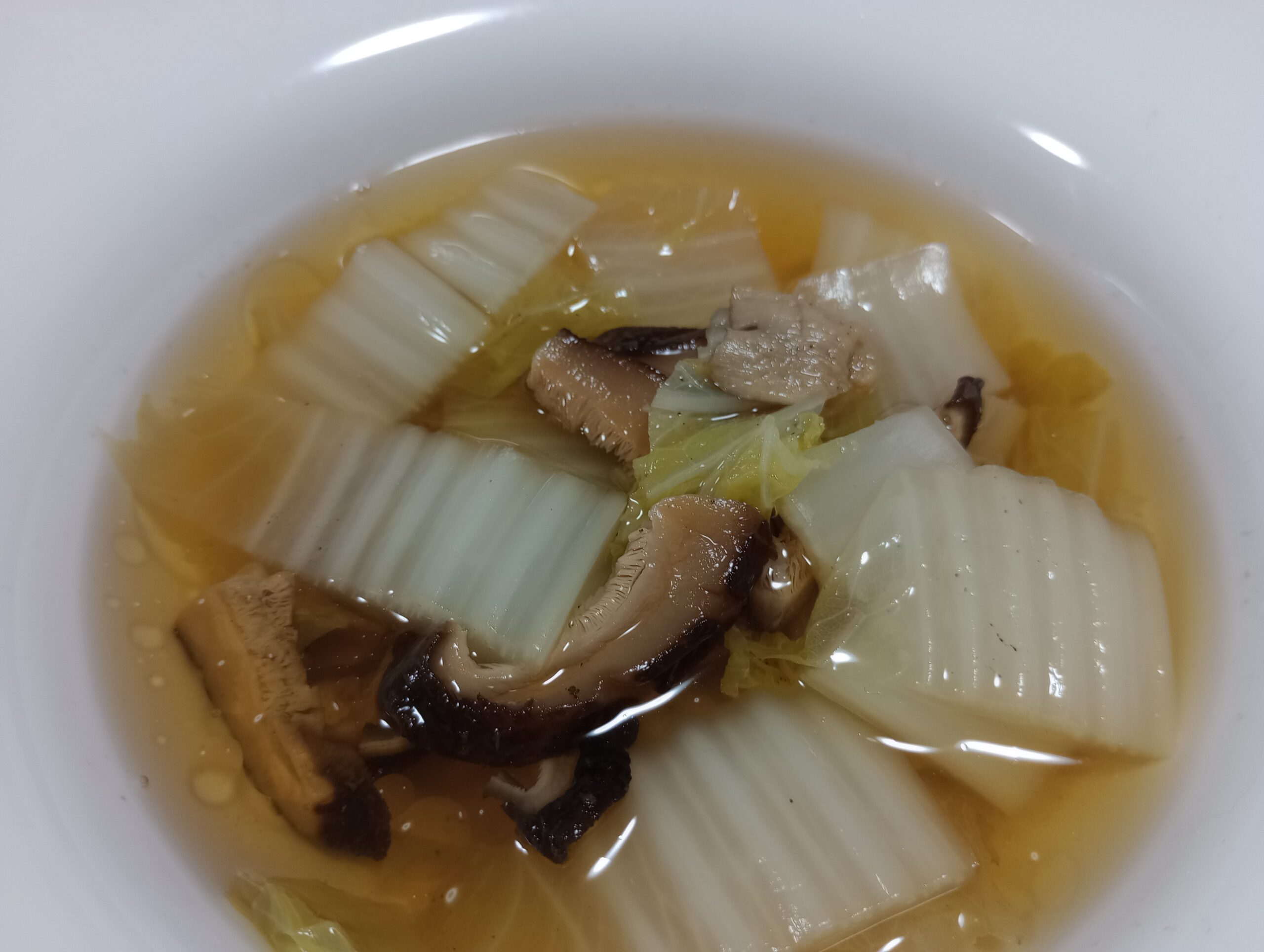 茅乃舎の焼きあご入りだしに干し椎茸を加えて作った白菜スープ