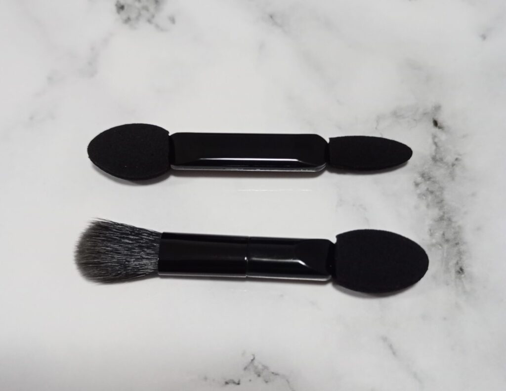 ルナソル スリーディメンショナルアイズ01に付属するチップとブラシの形状・質感