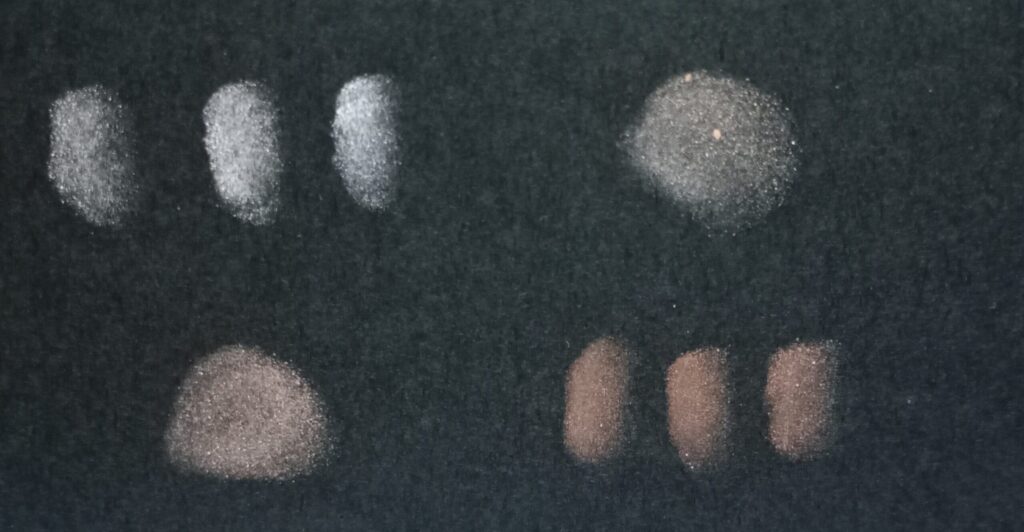 ルナソル スリーディメンショナルアイズ01を黒紙に塗布したスウォッチ（4色の発色比較）