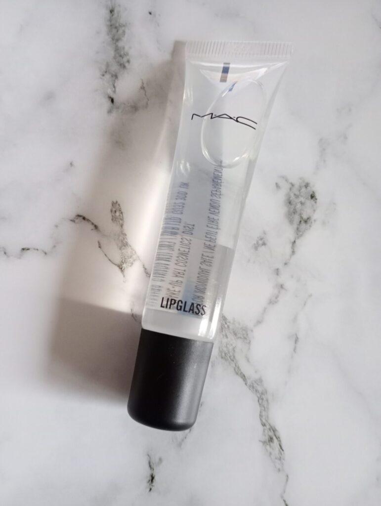 MAC リップガラスクリアの本体写真。透明グロスのパッケージ全体。