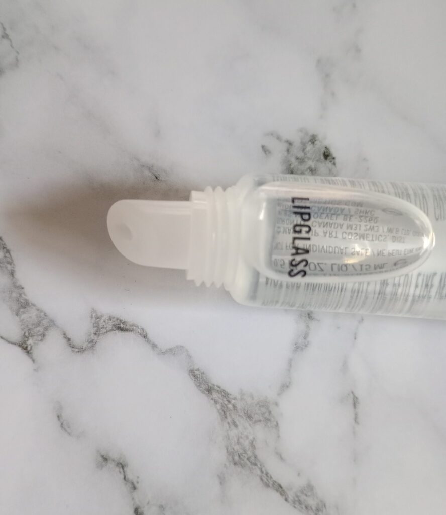 MAC リップガラスクリアのチューブ先端アップ。ノズル部分。