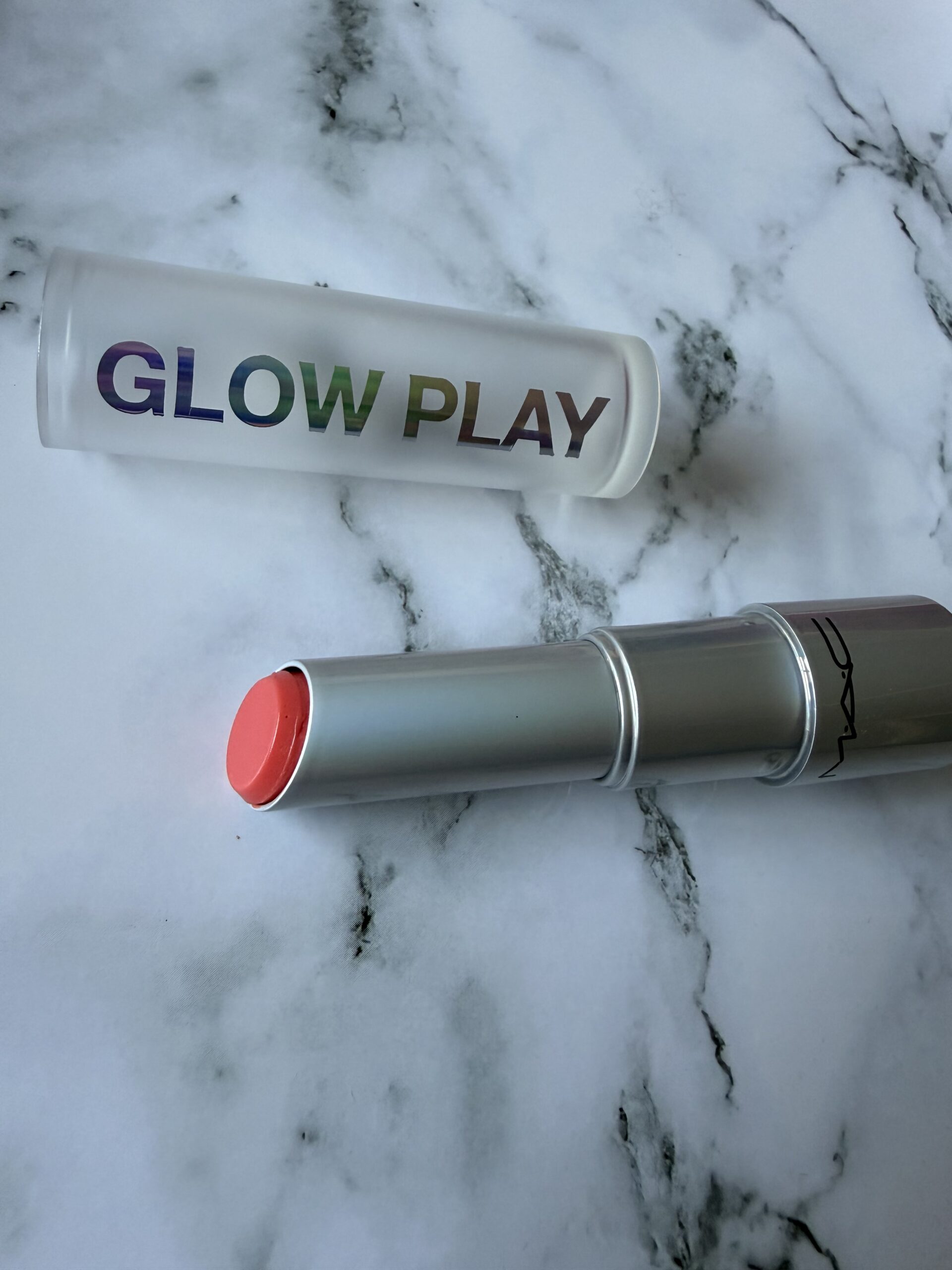 MAC グロープレイ リップバーム フローラルコーラルのキャップを外した本体写真