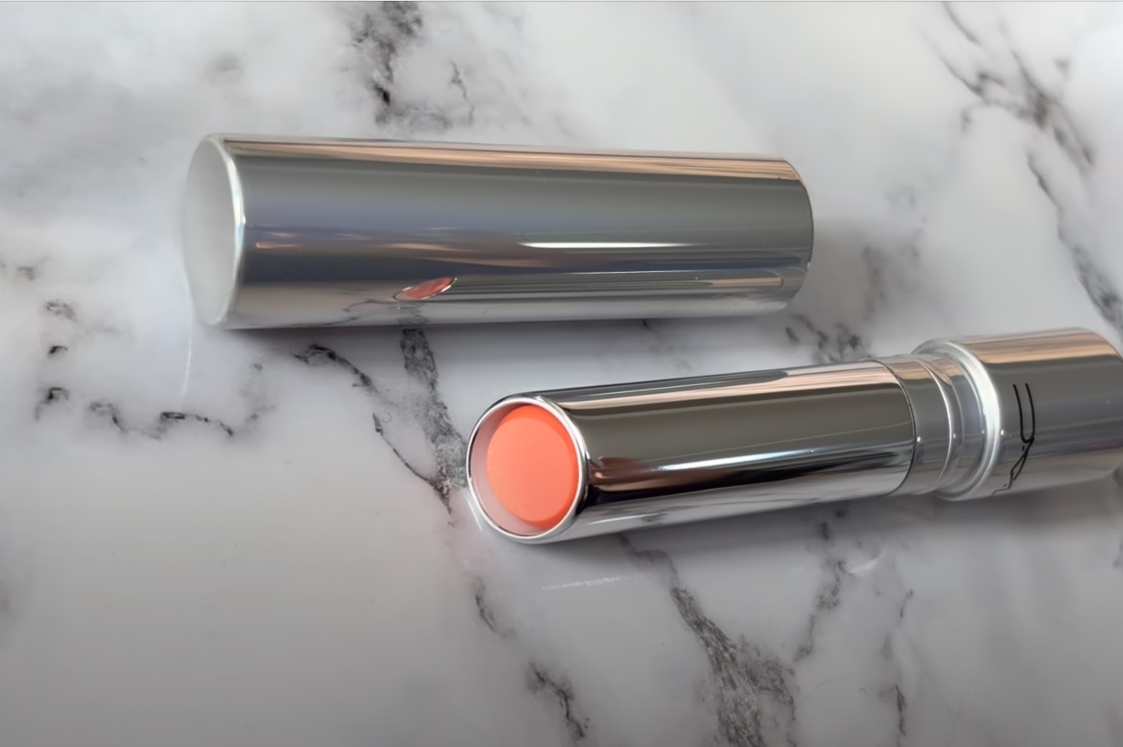 MAC テンダートーク リップバーム キャンディット 本体ケースを外した状態の写真