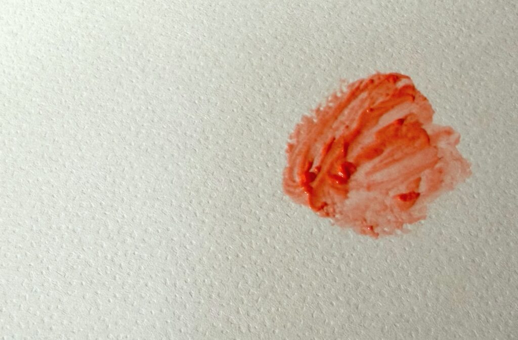 MAC テンダートーク リップバーム キャンディットを紙に塗った色見本（スウォッチ）
