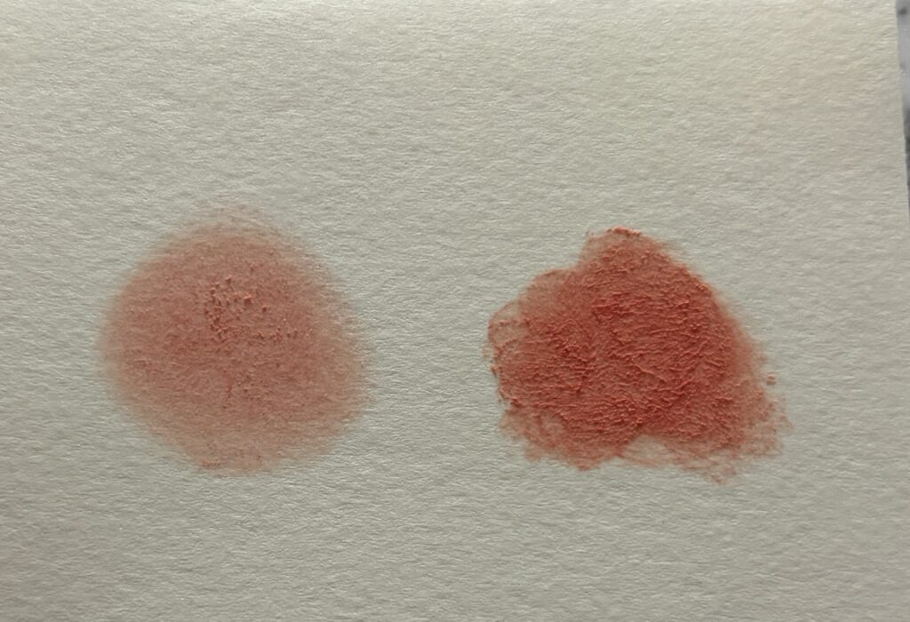 ボビイ ブラウン ポット ルージュ ベルベット マット アプリコット ラッシュの紙スウォッチ。左が一度塗り、右が二度塗りの色味
