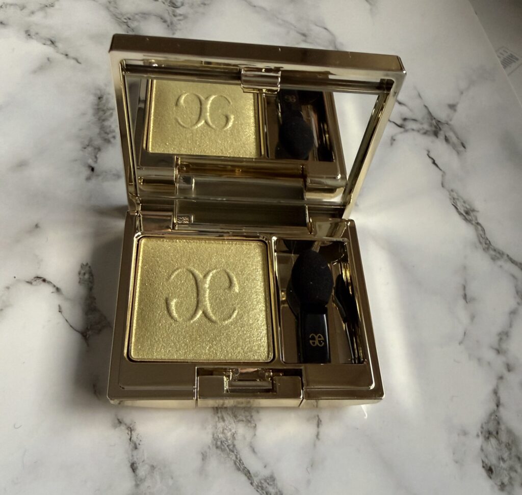 エレガンス プレジール アイズ13を開いた状態。イエローグリーンのラメが美しいアイシャドウ本体。