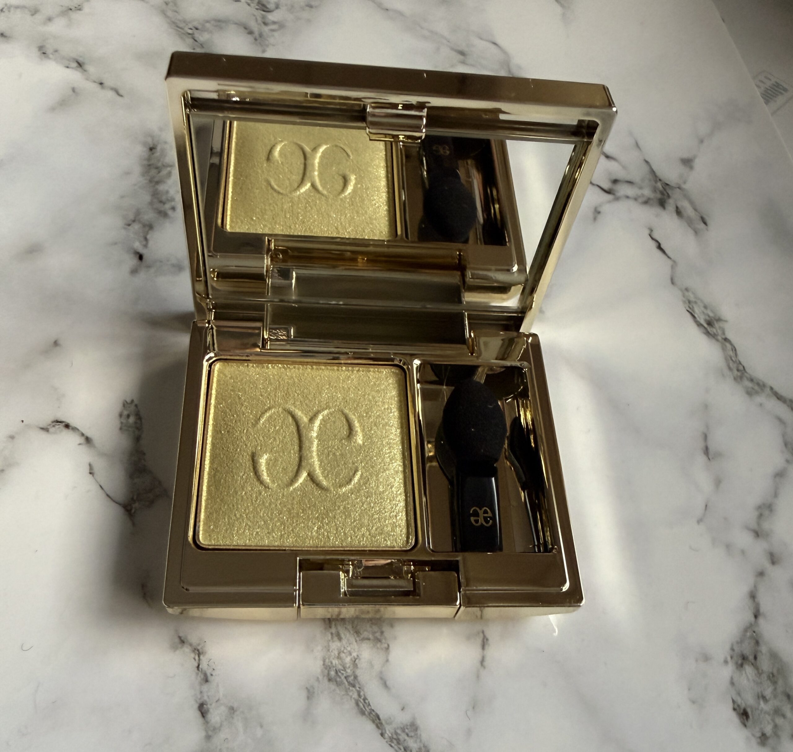 エレガンス プレジール アイズ13を開いた状態。イエローグリーンのラメが美しいアイシャドウ本体。