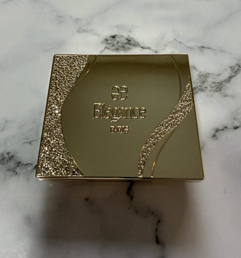 エレガンス プレジール アイズ13の外観。上品なケースデザインの単色アイシャドウ。