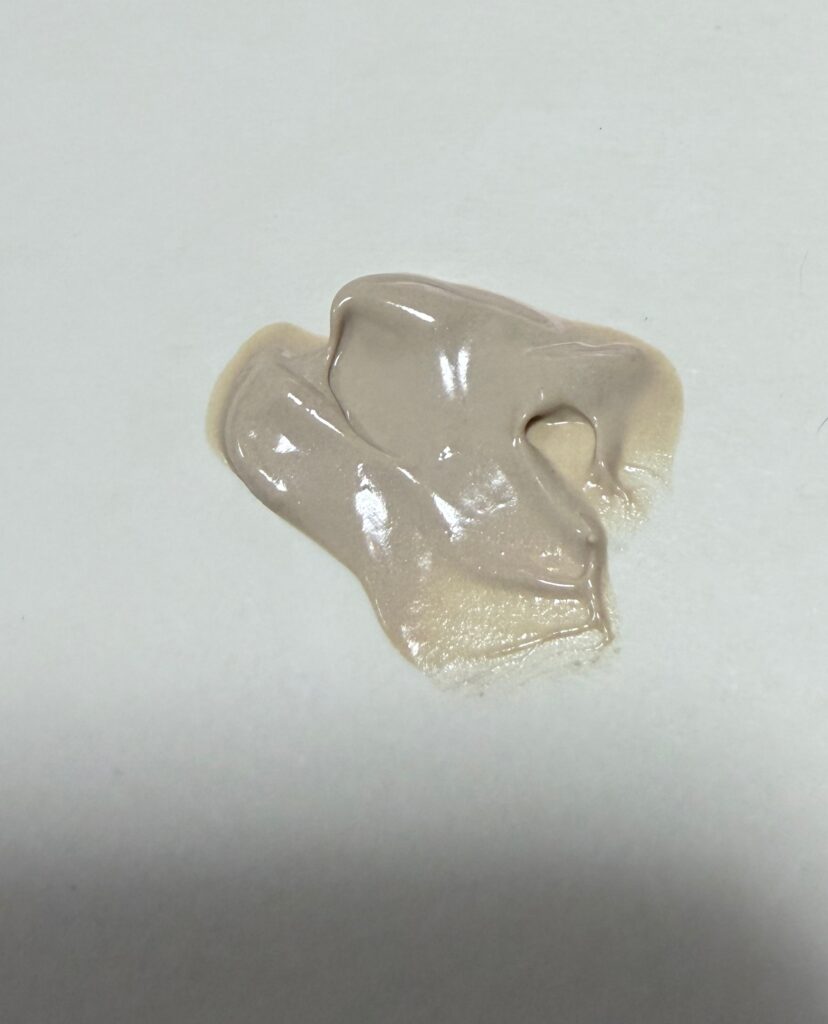 エトヴォス ミネラルインナートリートメントベース ポーセリンベージュを紙に出したテクスチャー
