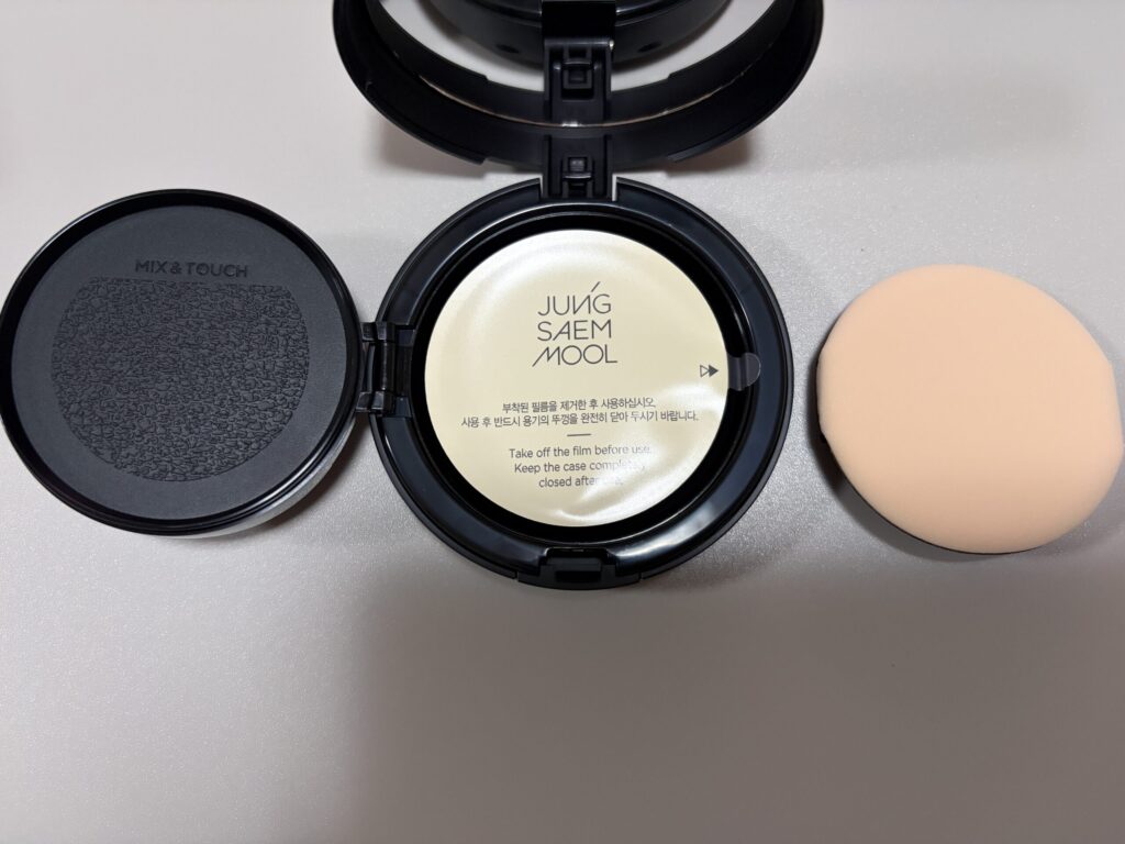 ジョンセンムル クッションファンデ〈フェアライト〉の内蓋を開けた状態。パフの量調整ができる凹凸付きデザインの写真