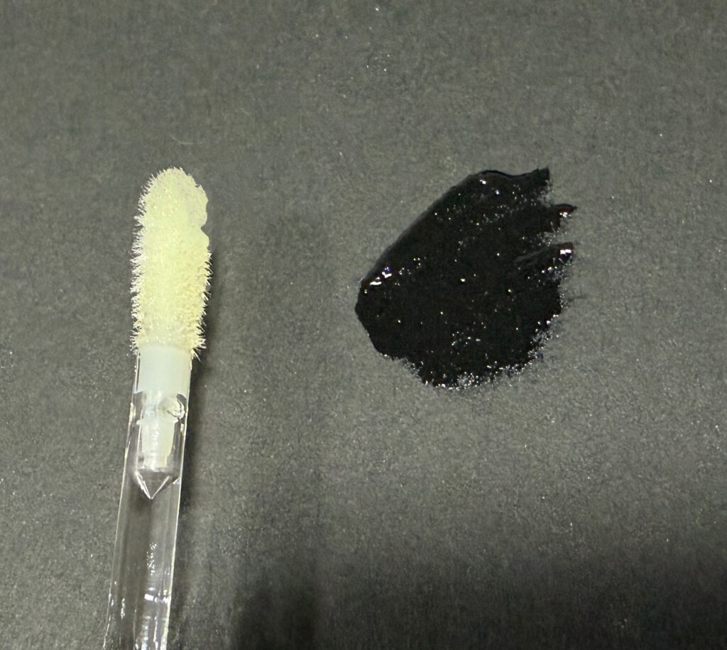 MAC リップガラス エアー ゼファーのチップとテクスチャー。紙に出したクリアなツヤ感