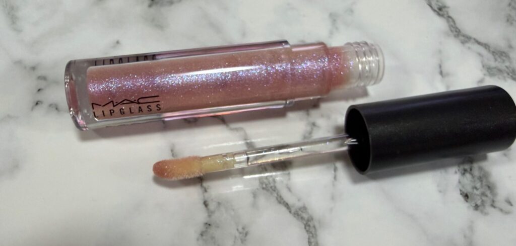 MAC シュガープラムプディングのチップ付きリップグロス。透明ピンクに細かい偏光ラメが見える
