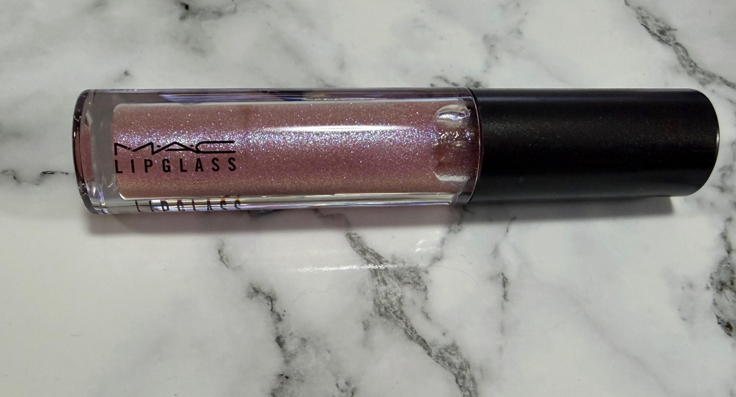 MAC シュガープラムプディングのリップグロス本体。透明感のあるピンクに偏光ラメが入った廃盤カラー