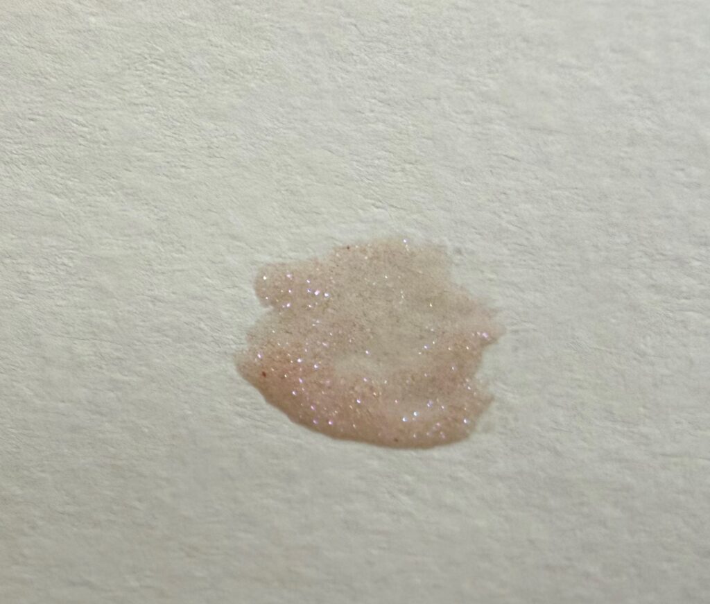 MAC シュガープラムプディングの紙スウォッチ。透明感のあるピンクに偏光ラメがきらめく仕上がり
