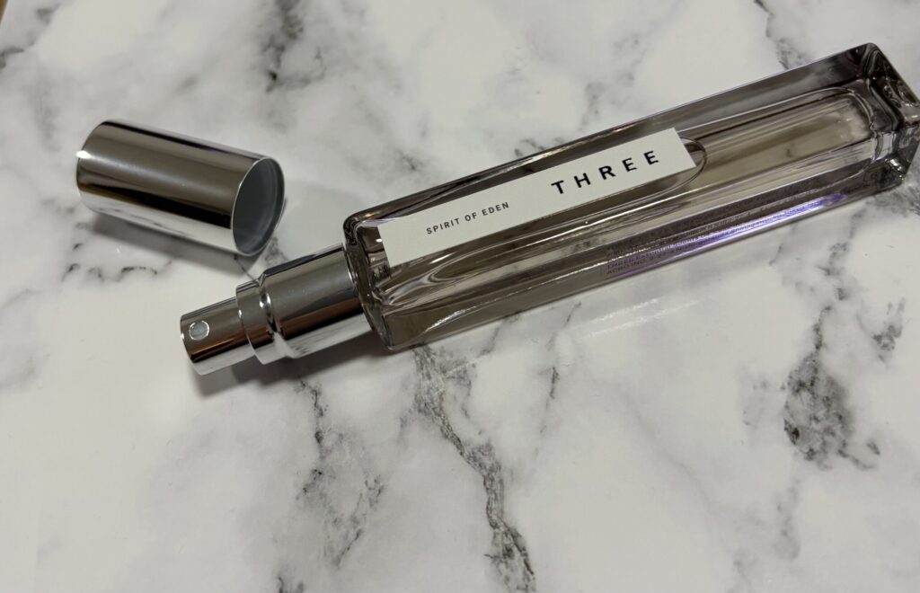 THREE エッセンシャルセンツ 04 SPIRIT OF EDEN キャップを外した状態の写真