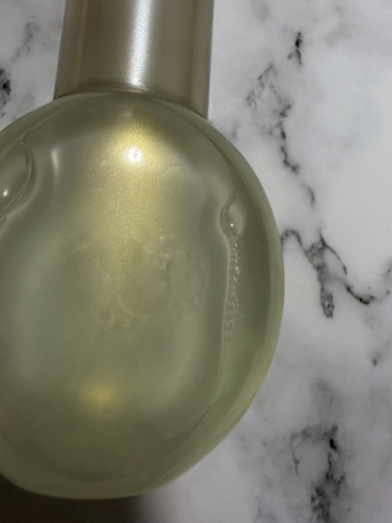 エリクシール つや玉ミストの2層構造。美容オイルが液体の中に浮いている様子