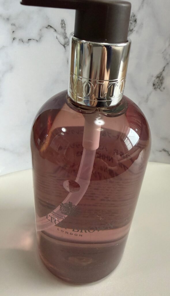 モルトンブラウン ハンドウォッシュ デリシャス ルバーブ＆ローズのボトル写真
