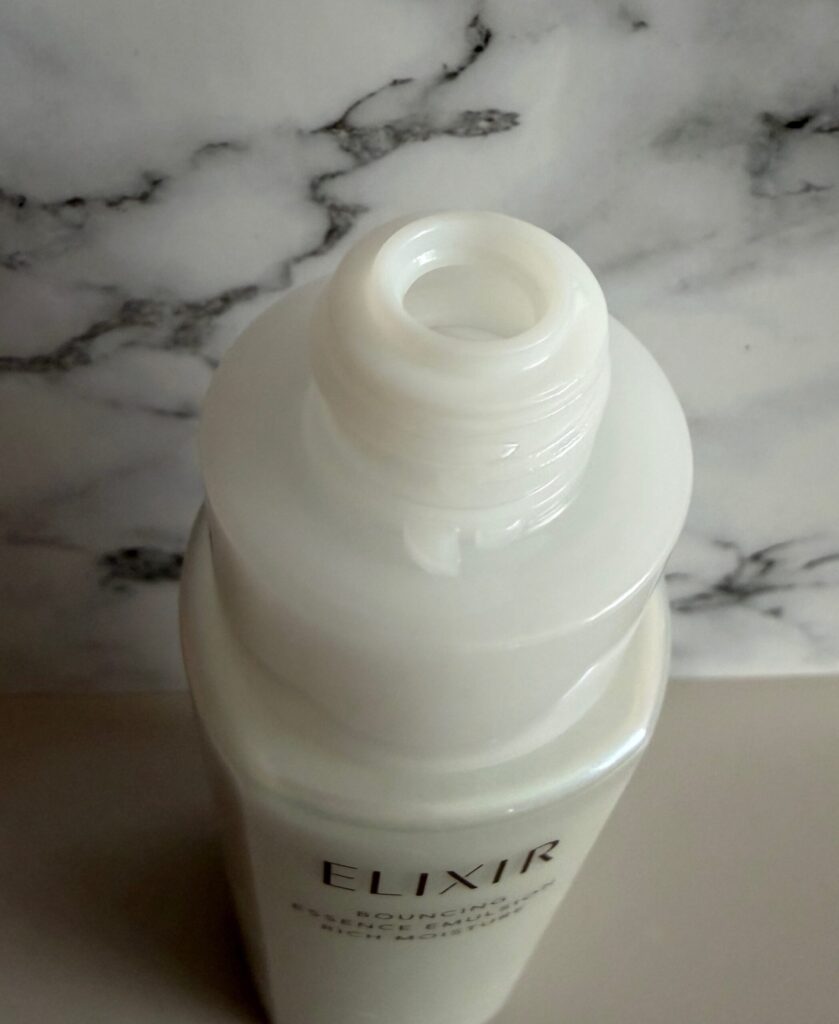 エリクシール シュペリエル リフトモイスト エマルジョンBA（しっとり）のボトル口部分