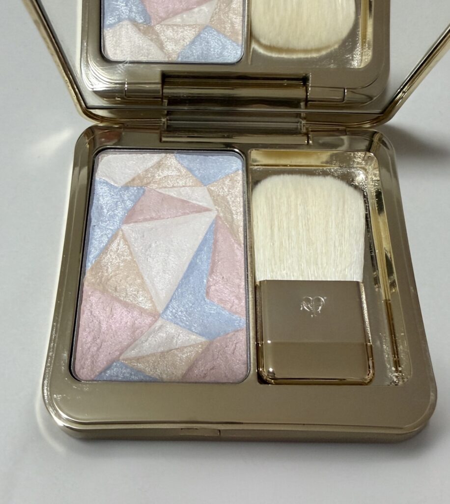 クレ・ド・ポー ル・レオスールデクラ21 デイブレイクシマー 開いた状態