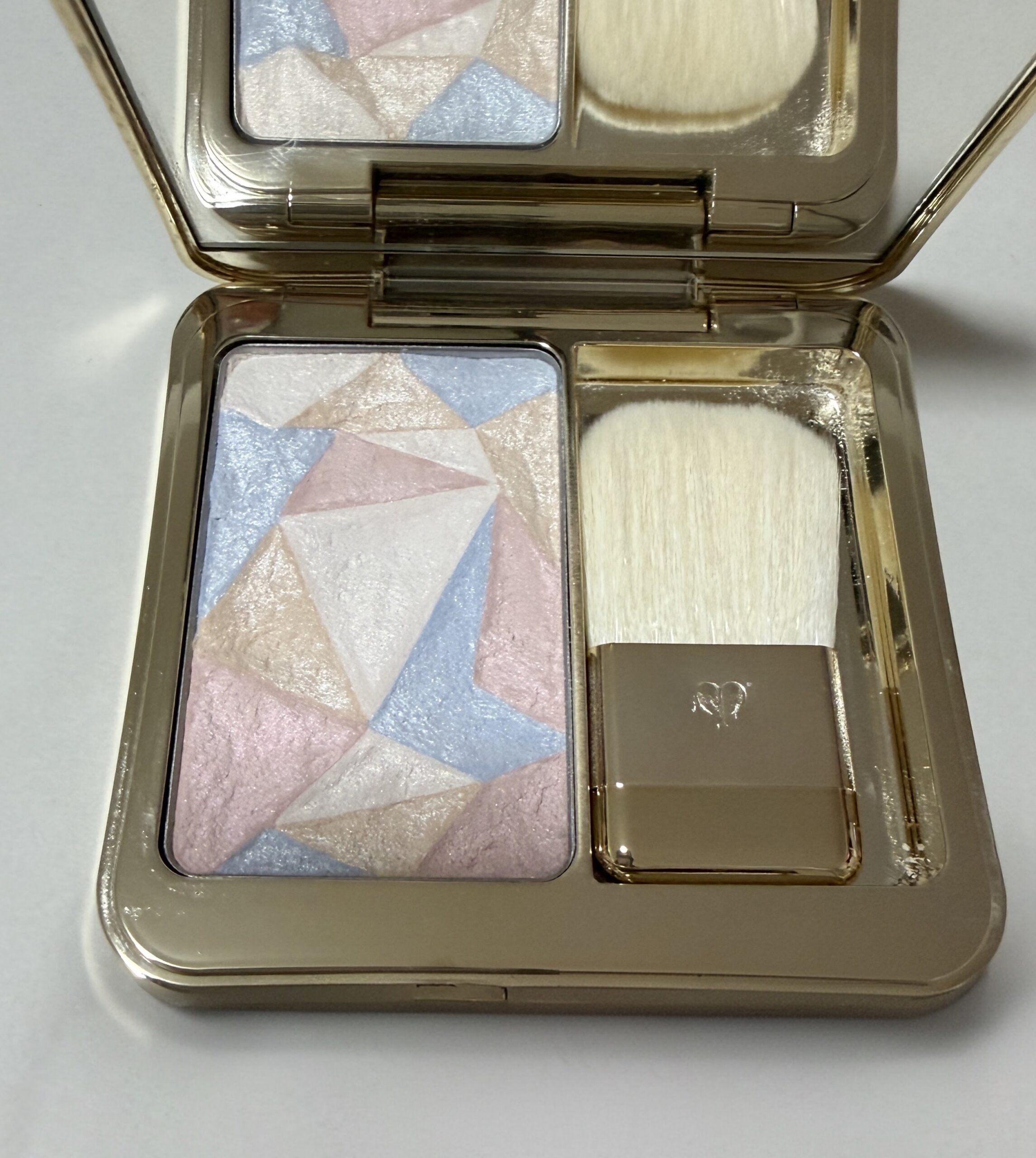 クレ・ド・ポー ル・レオスールデクラ21 デイブレイクシマー 開いた状態