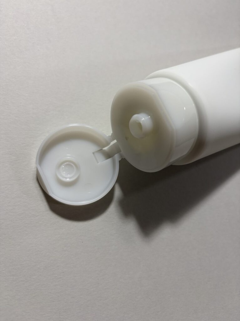 IPSAクレンジングジェルEXのキャップを開けた状態と出口部分