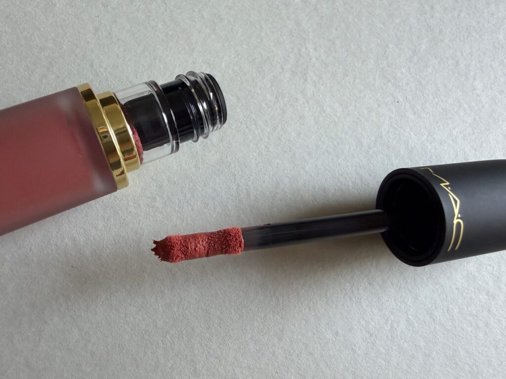 MAC パウダーキス リップ＋チーク ムース 989 マルイットオーバーのチップ形状