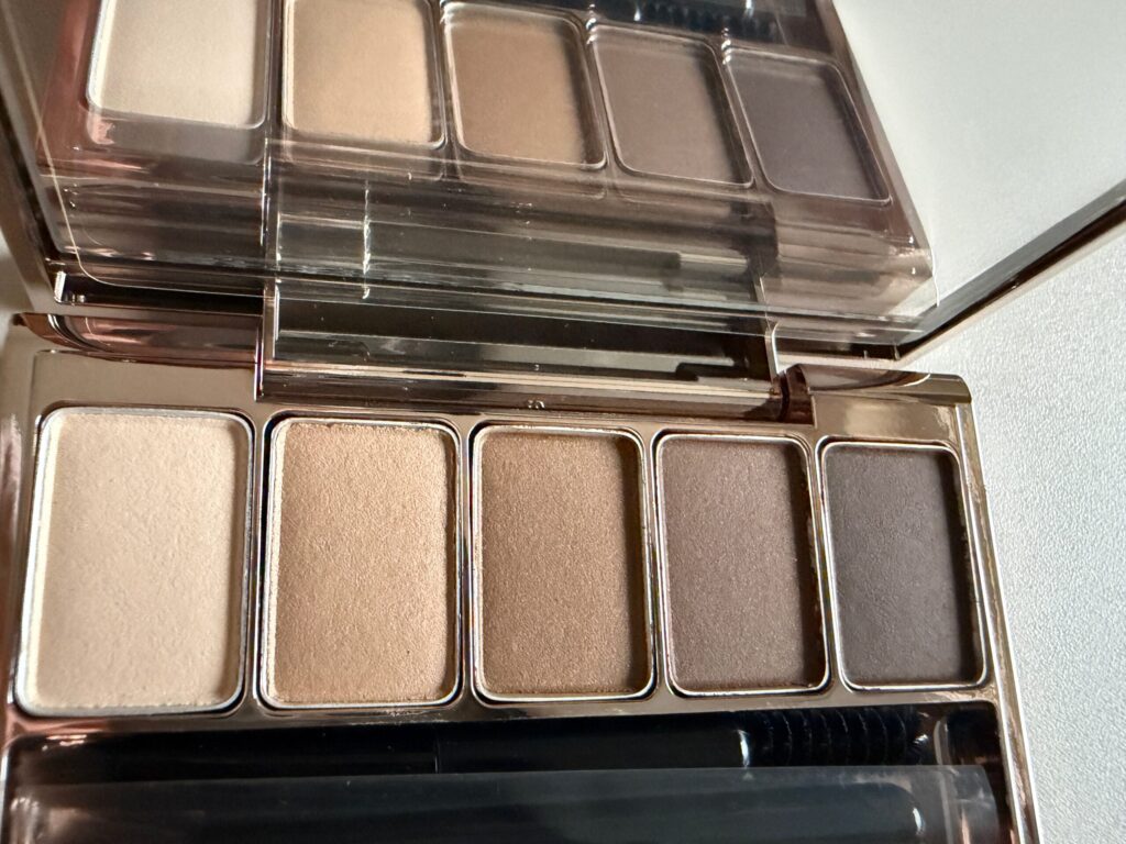 ルナソル スタイリングアイゾーンコンパクトN 01 ナチュラルブラウンの色味アップ