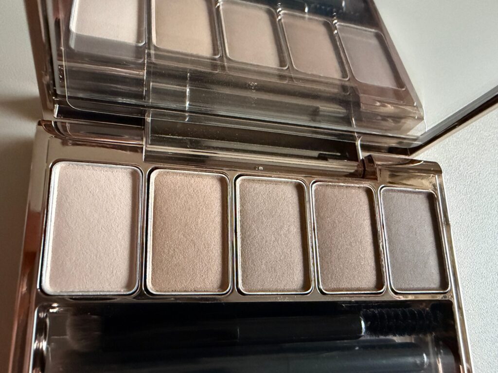 ルナソル スタイリングアイゾーンコンパクトN 02 ソフトアッシュの色味アップ