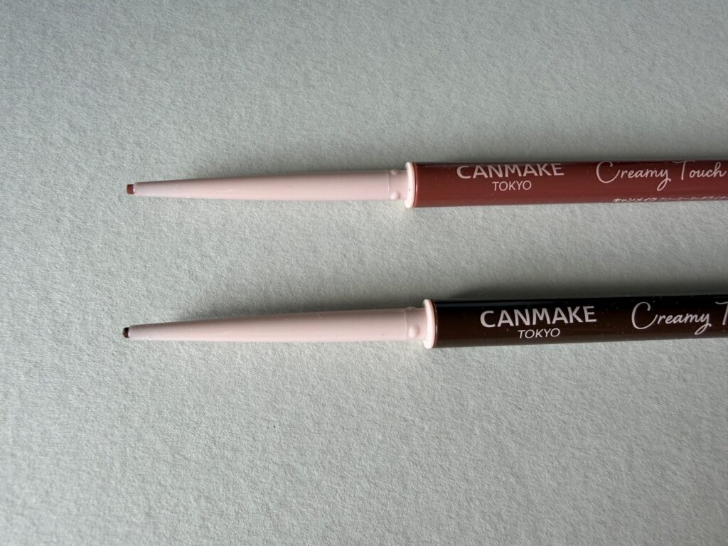 キャンメイク クリーミータッチライナー02と09のキャップを開けて芯の色を比較した写真