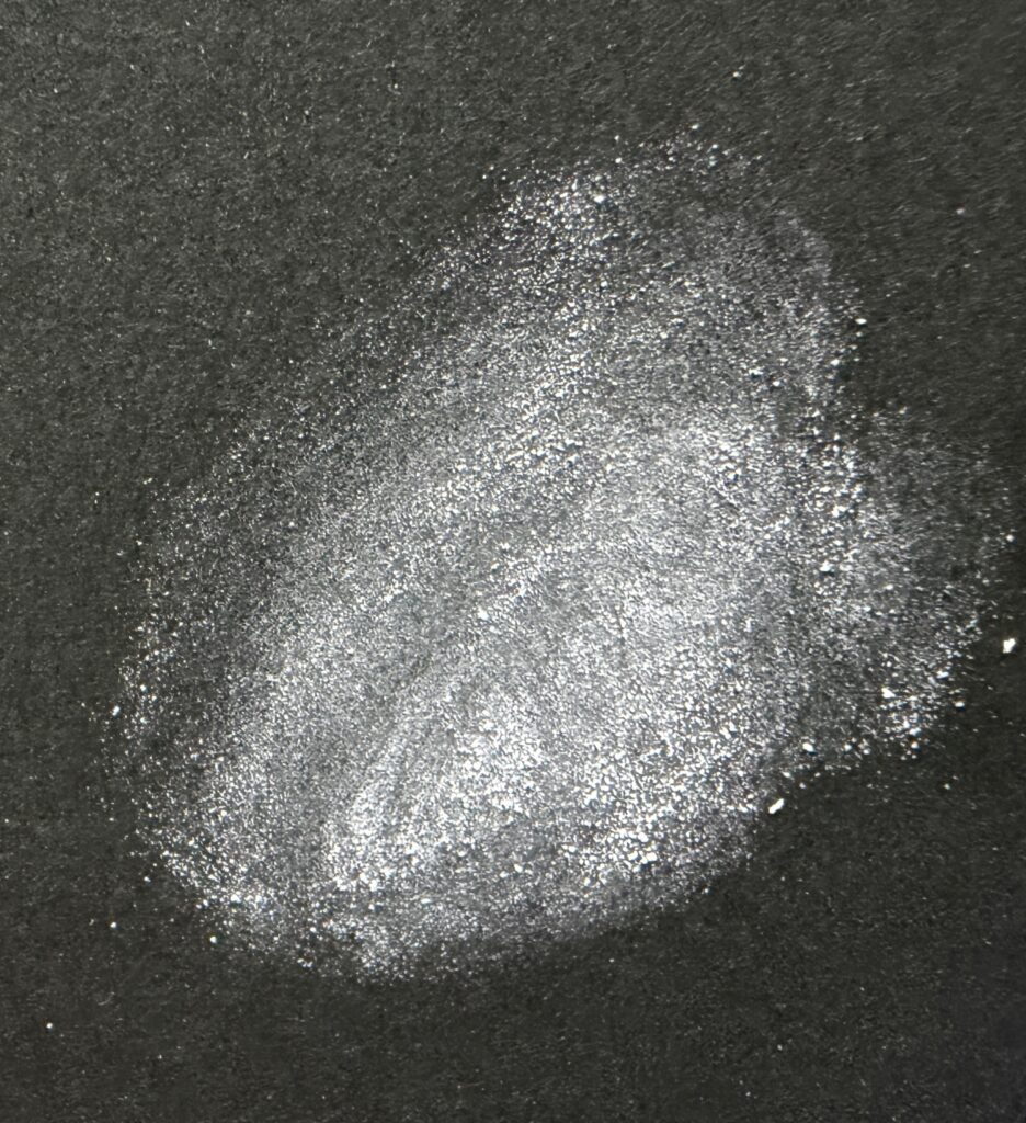 BBIA EAU POWDER PACT 04 ラベンダーパープルを紙にのせた色味