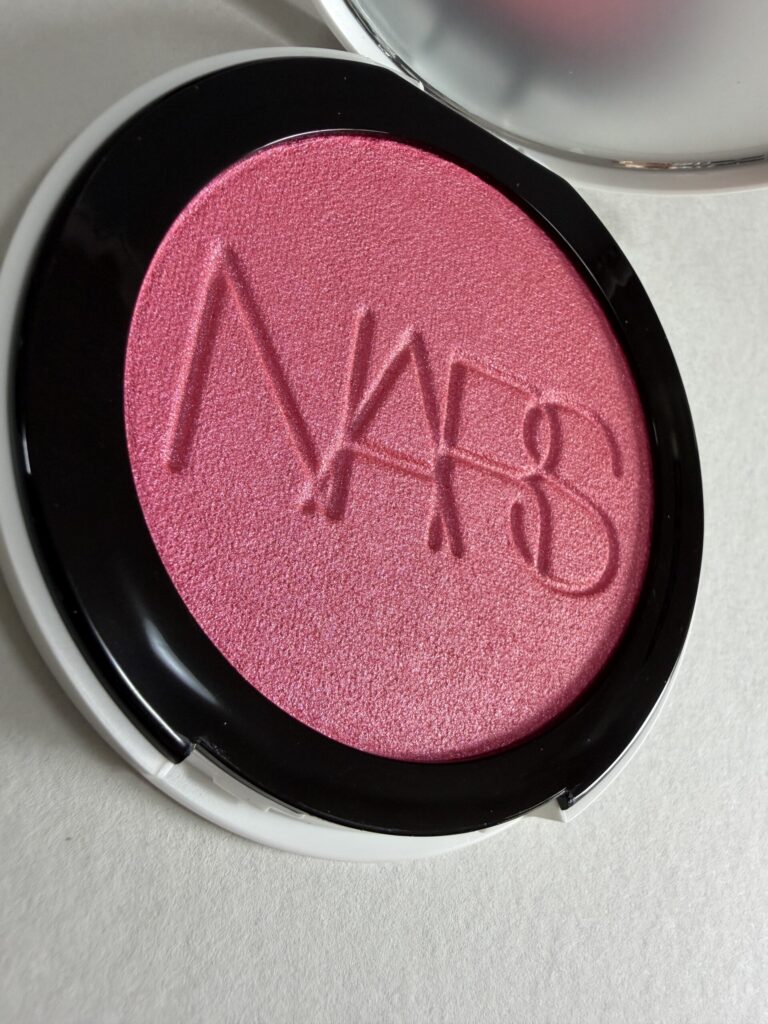 NARS ライトリフレクティング ルミナイジングブラッシュ INFERNOのパールとツヤ感